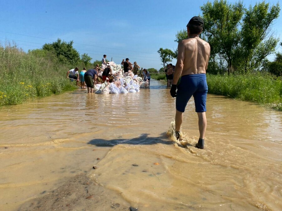 Во Владимировке прорвало дамбу Жители с ночи пытаются отстоять село 