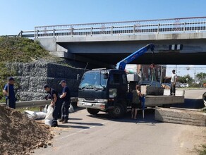 На въезде во Владимировку перекрывают транспортную развязку