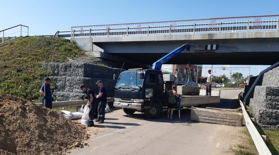 На въезде во Владимировку перекрывают транспортную развязку