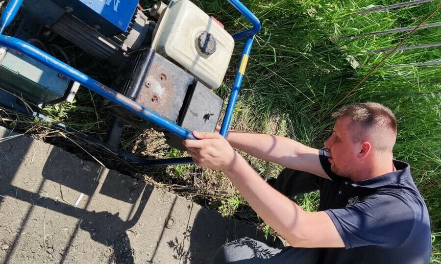 В Амурской области в затопленном селе Черняево связь поддерживается электрогенератором