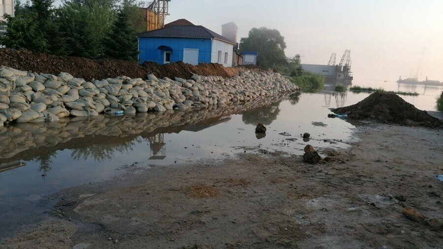 В Благовещенске зовут добровольцев на возведение дамб для защиты города от большой воды контакты