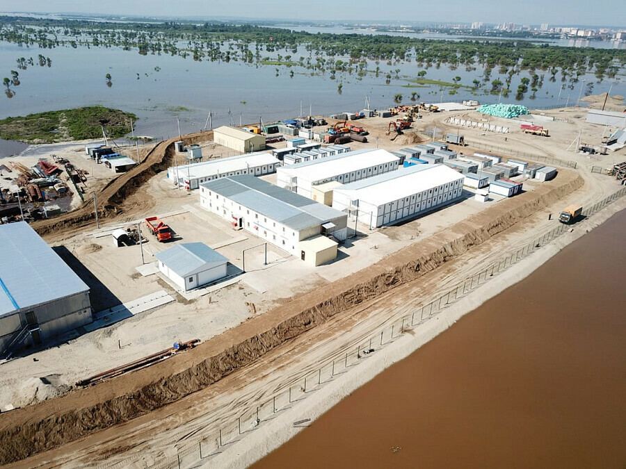 Большая вода приближается к недостроенному мосту через Зею Как его защищают