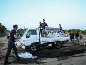 Жители Владимировки просят помощи Люди больше суток возводят дамбу 