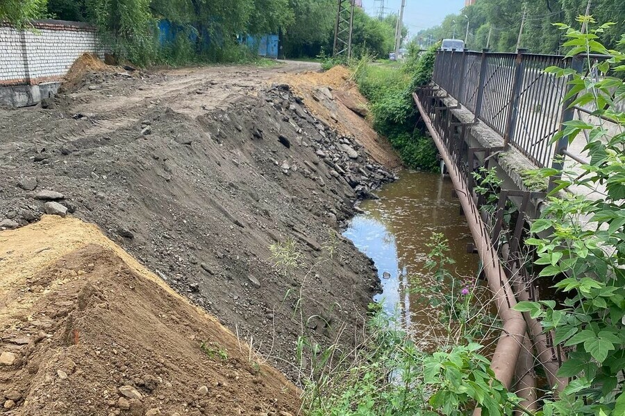 На реке Бурхановка в Благовещенске завершились работы по укреплению дамбы для защиты домов фото видео