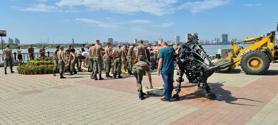 Тонны песка и тысячи мешков в Благовещенске продолжают ставить заслон для большой воды фото