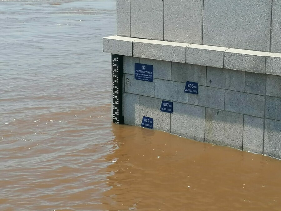 До рекорда 2013 года остались считанные сантиметры актуальный уровень воды на Амуре в Благовещенске