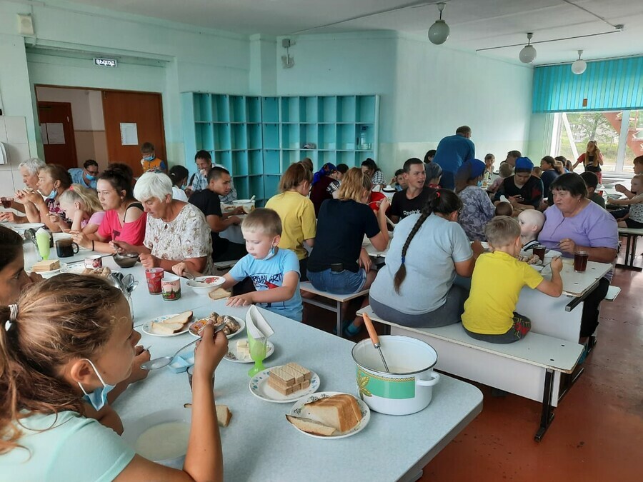 Жизнь в пункте временного размещения Жители затопленных домов вынуждены перебираться в ПВР