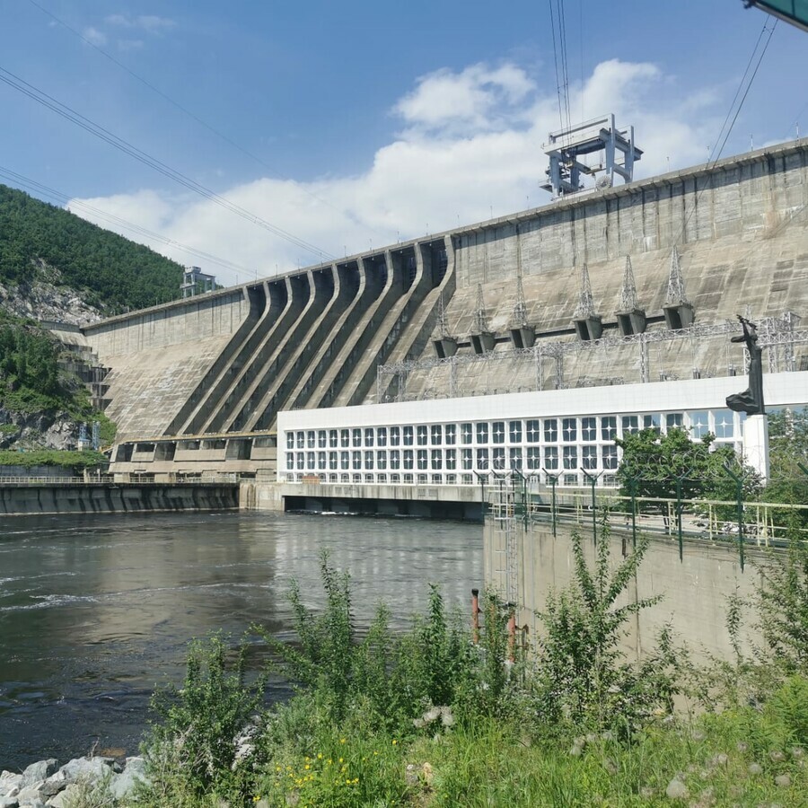 На Зейской ГЭС рассказали сколько сантиметров осталось до отметки открытия водосливной части плотины
