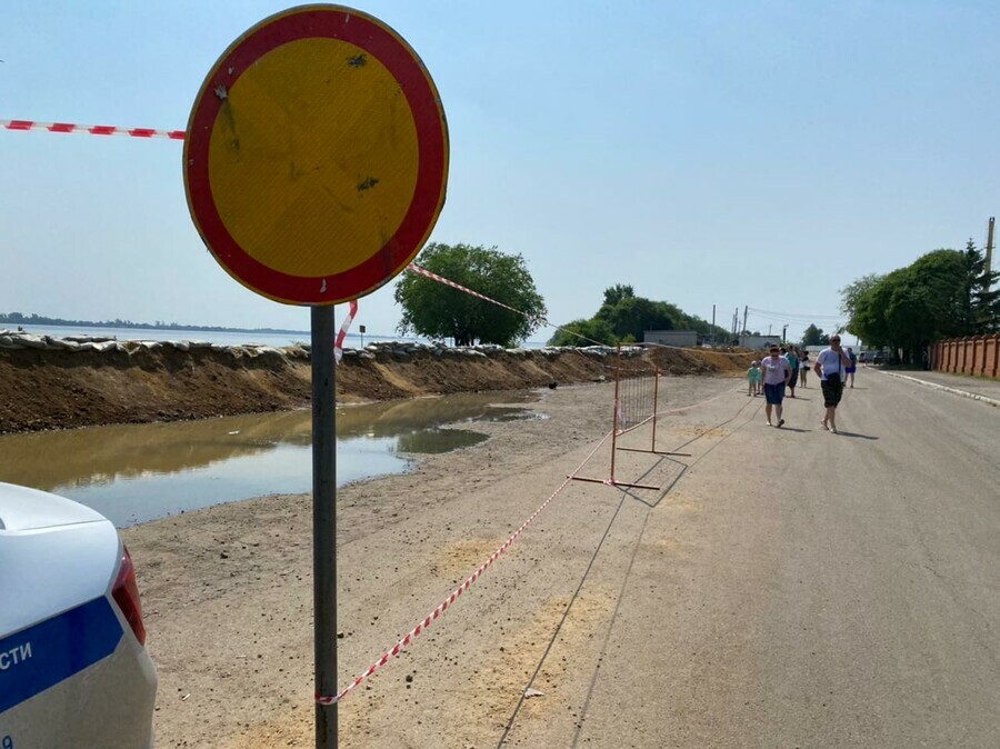 В Благовещенске на Амурской 1 дамба сдерживает воду фото