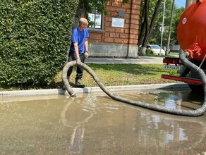 В Благовещенске чтобы спасти исторические здания воду с набережной откачивают насосами 