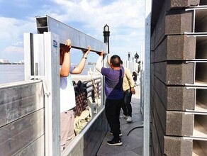 В Хэйхэ на набережной воздвигли алюминиевую дамбу которую предусмотрели после наводнения 2013 года
