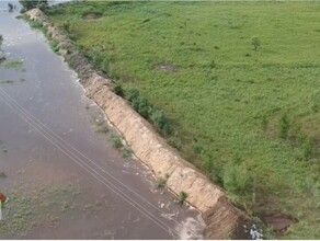 Жители УстьИвановки через дамбу начала просачиваться вода укрепляем всеми силами