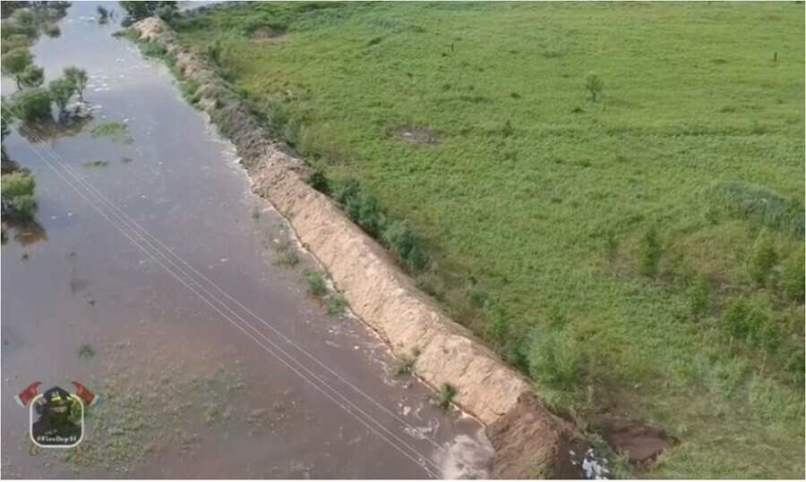 Жители УстьИвановки через дамбу начала просачиваться вода укрепляем всеми силами