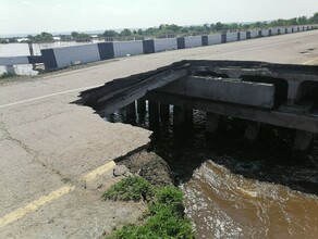В Амурской области от паводка рухнул мост видео