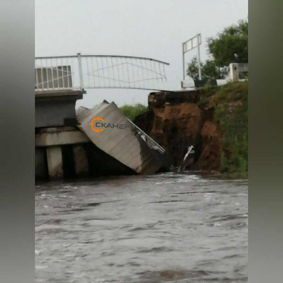 В Амурской области в селе Марково продолжает рушиться мост пострадавший от паводка