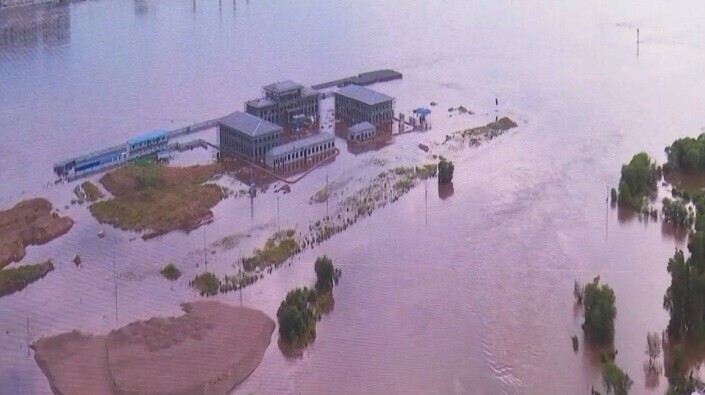 На острове Большой Хэйхэ затоплено место строительства международной канатной дороги через Амур фото
