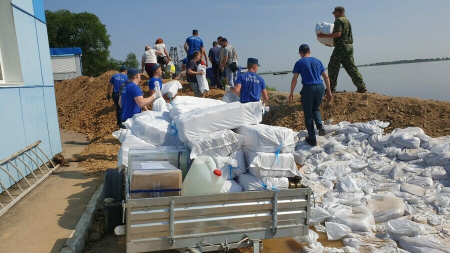 Амурчане помогают жителям затопленных сел