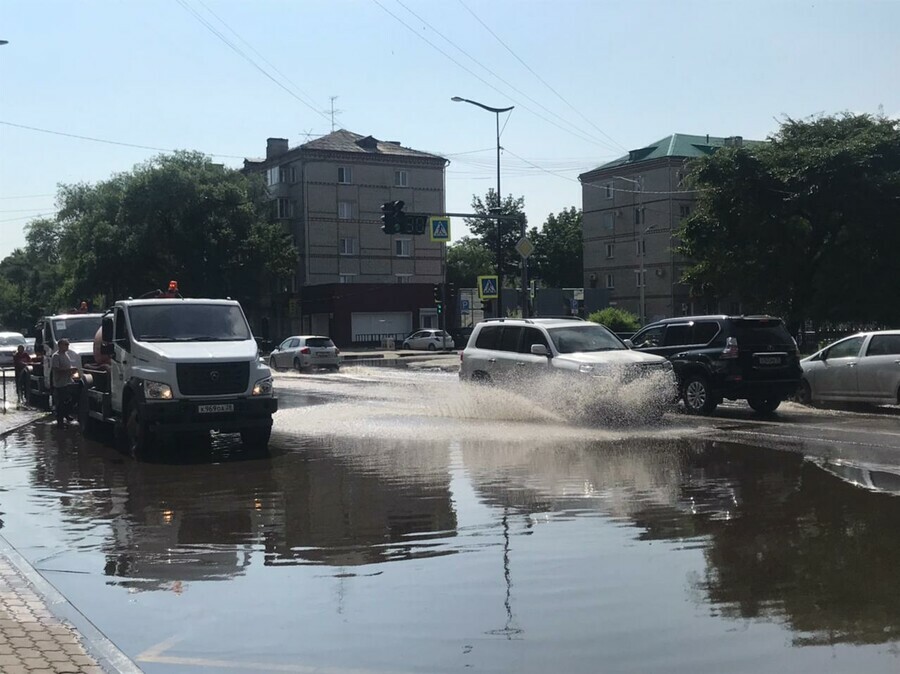 В центре Благовещенска затопило улицу Ленина фото видео