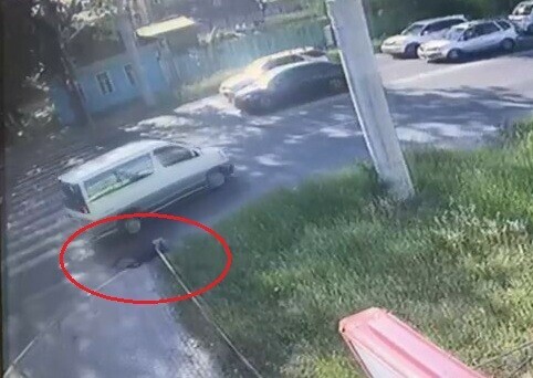 В Благовещенске микроавтобус сбил пожилого мужчину Водитель усадил пострадавшего на тротуар и уехал видео