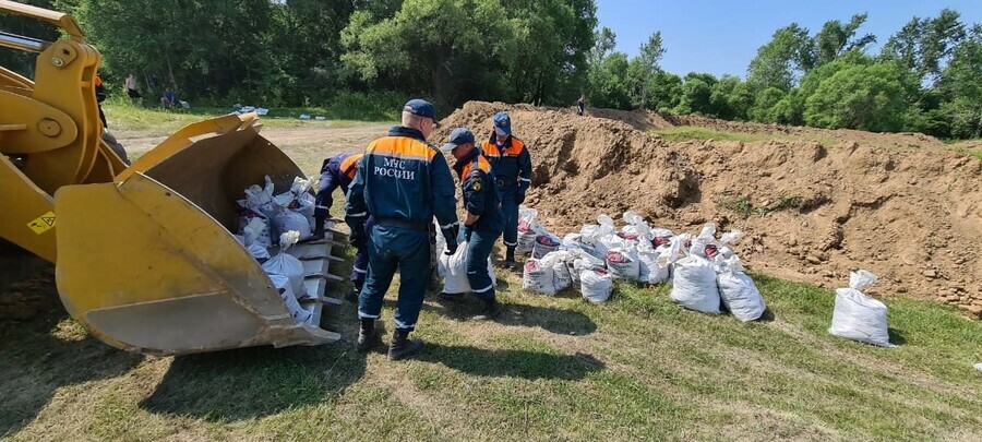 В Михайловском районе возникла угроза прорыва дамбы на Амуре