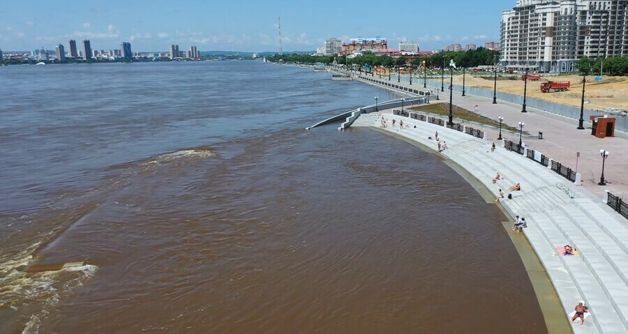 Уровень Амура в Благовещенске опустился за ночь ниже рекорда наводнения 2013 года