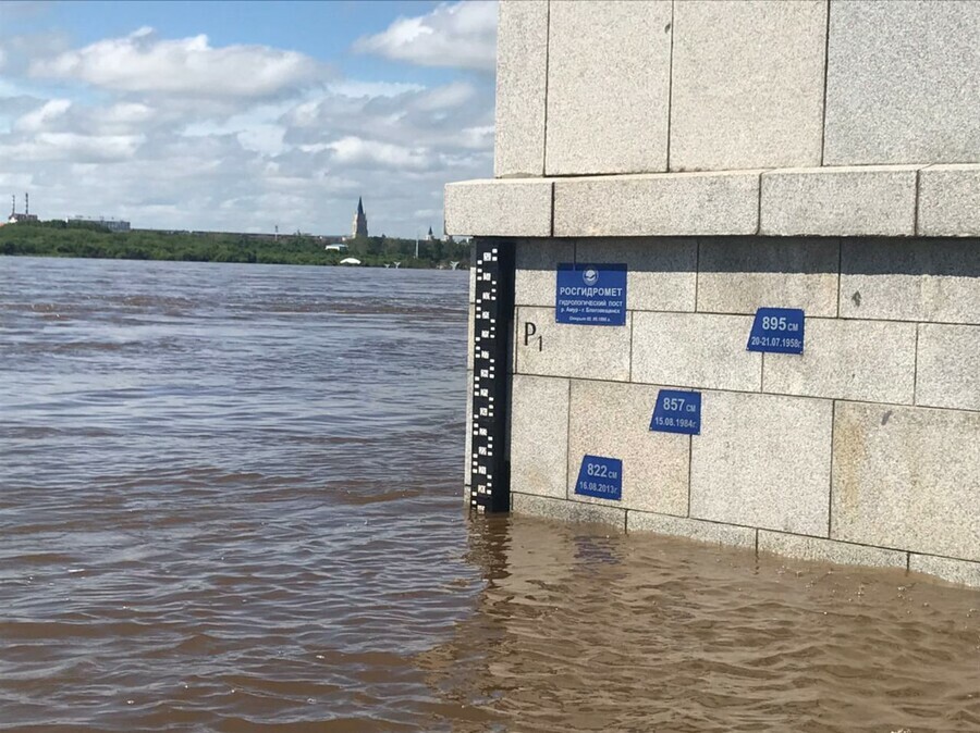 Как возле Благовещенска стремительно падает уровень Амура фото