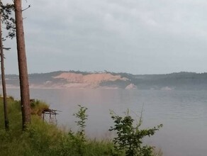 В лес побежал от страха В Приамурье в Зею обрушилась сопка подняв большую волну видео