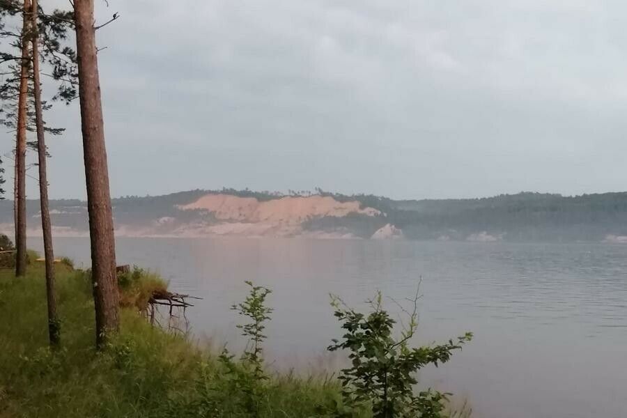 В лес побежал от страха В Приамурье в Зею обрушилась сопка подняв большую волну видео