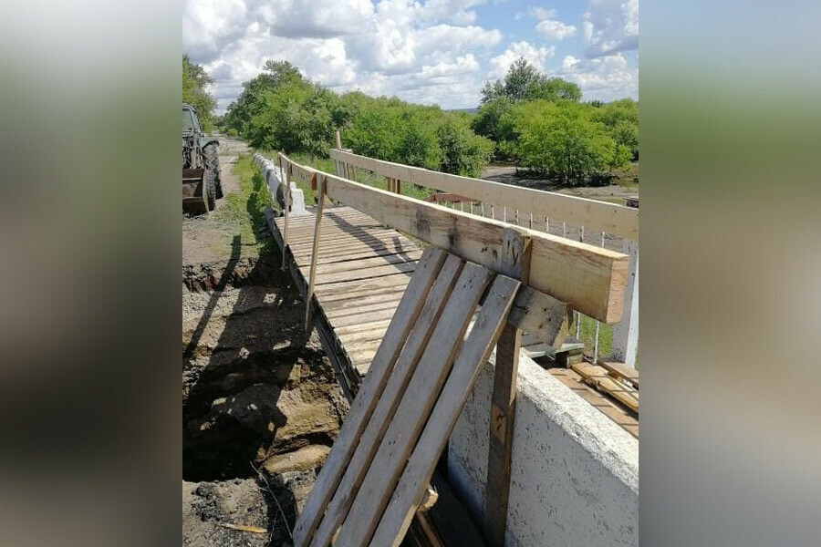В Маркове местные жители на месте разрушенного паводком моста построили новый