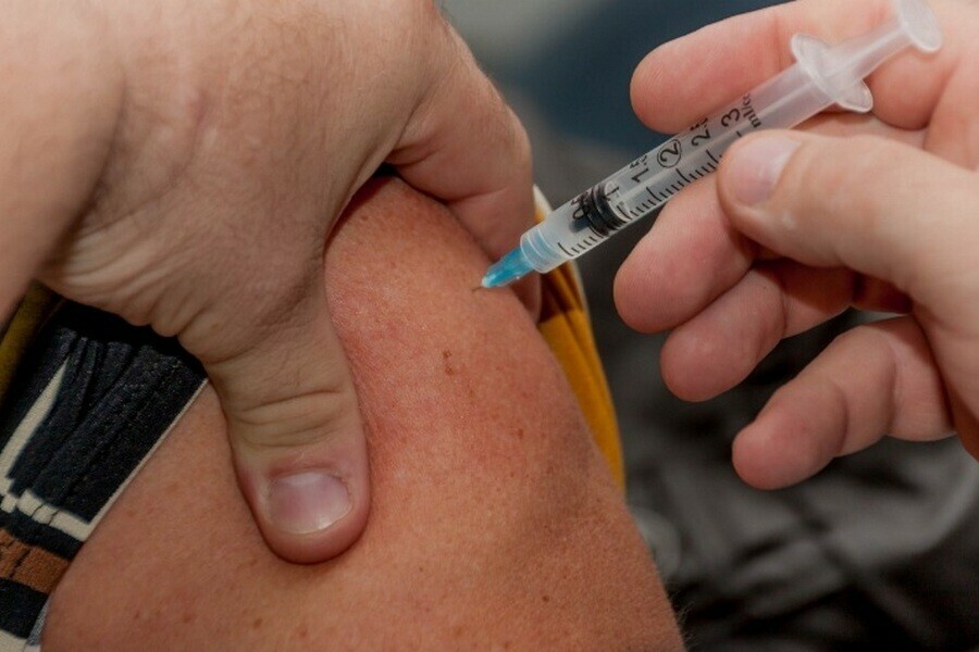 Эксперт рассказала почему нельзя мочить место прививки от коронавируса