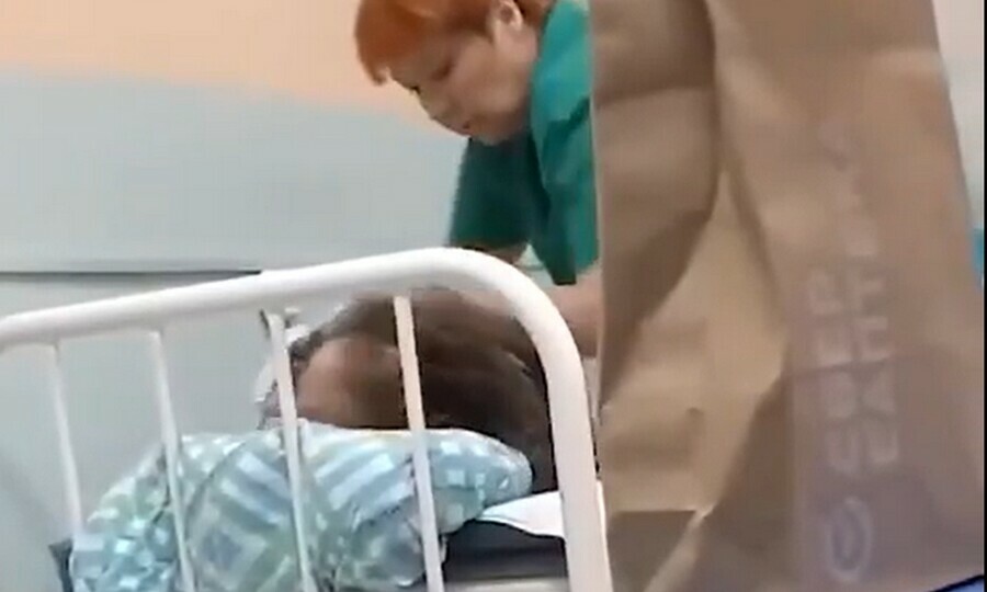 В больнице санитарка избила пожилую пациентку