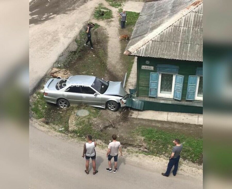 В Благовещенске на Тайване иномарка врезалась в жилой дом