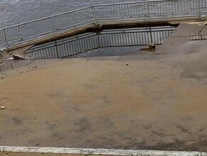 Очевидцы в Благовещенске после паводка обвалился пирс на набережной фото