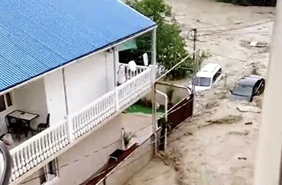 Появились видео как мощные потоки воды несут машины по улицам 