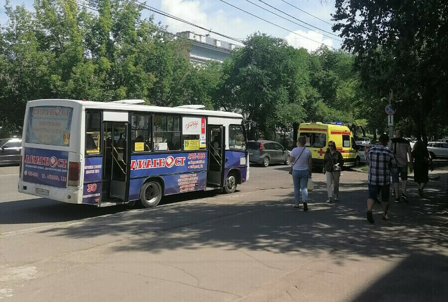 В Благовещенске в автобусе умерла женщина