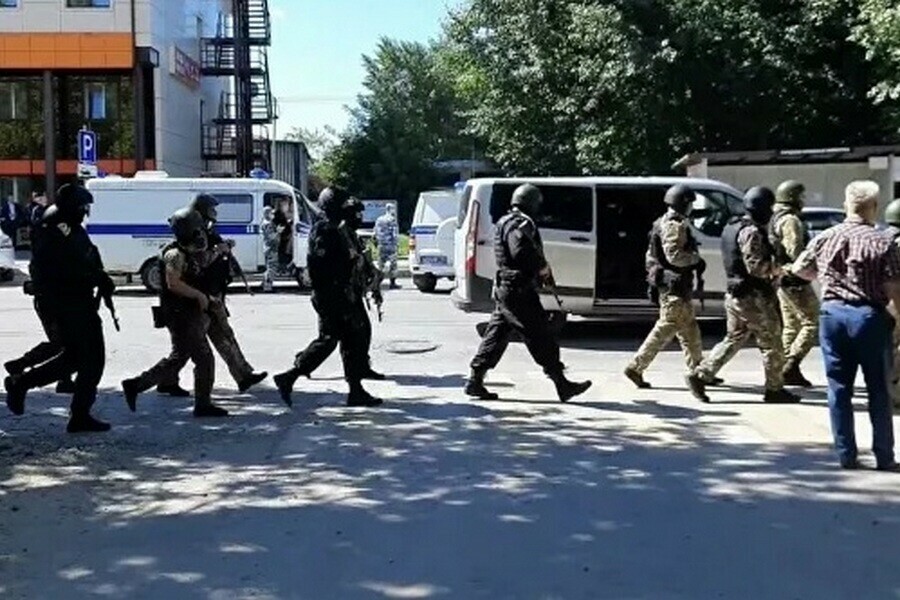 В Тюмени мужчина взял в заложники сотрудников банка