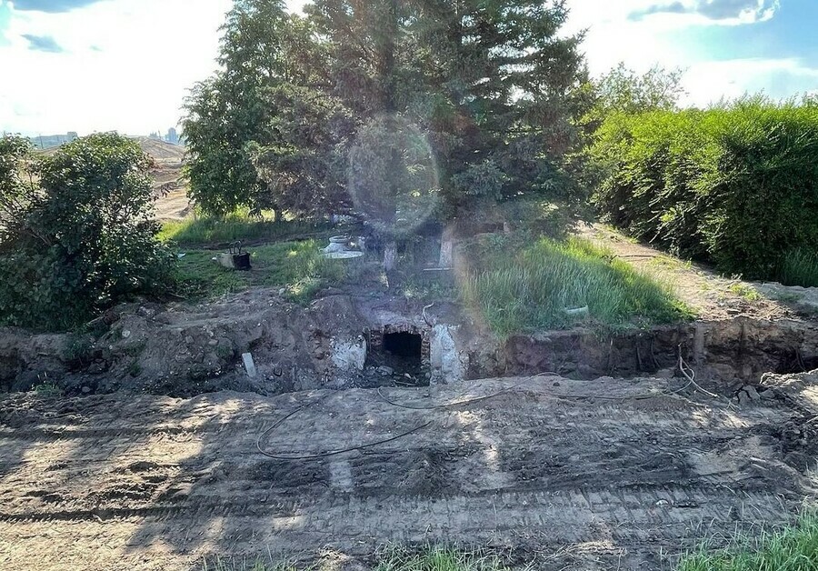 В Благовещенске при строительстве новой площади нашли загадочные туннели фото