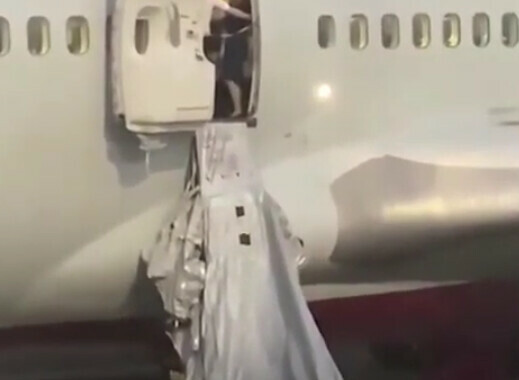 Пассажир в Шереметьеве открыл люк аварийного выхода самолета изза жары видео