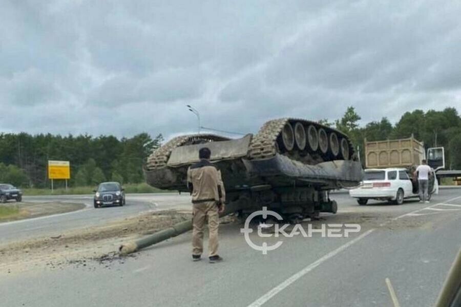 На въезде в ЮжноСахалинск уронили танк видео