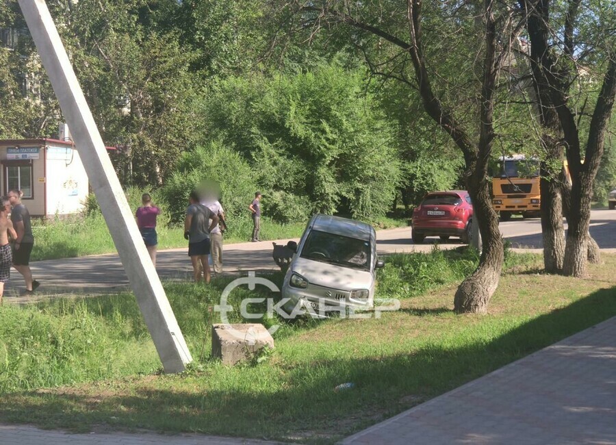 Девушка слетела с дороги в центре Благовещенска фото