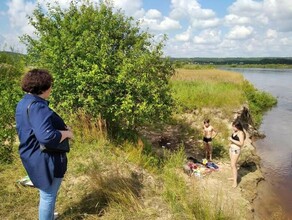 В Белогорске на водоеме двое детей купались без родителей