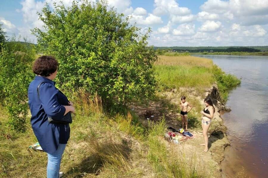 В Белогорске на водоеме двое детей купались без родителей