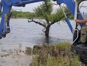 Один экскаватор утонул в затопленной Владимировке спускают воду видео