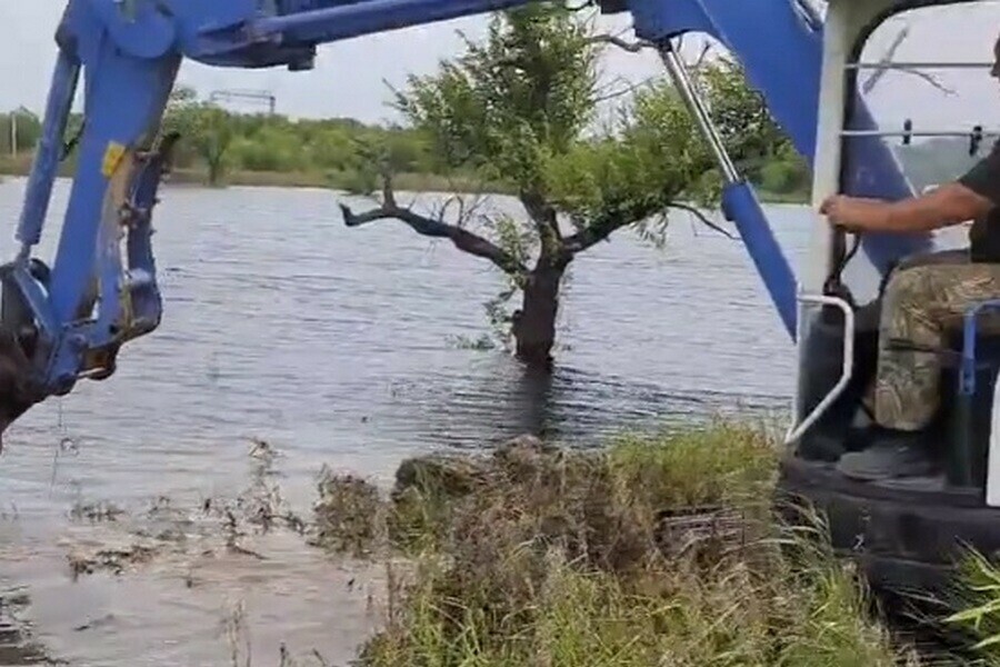 Один экскаватор утонул в затопленной Владимировке спускают воду видео