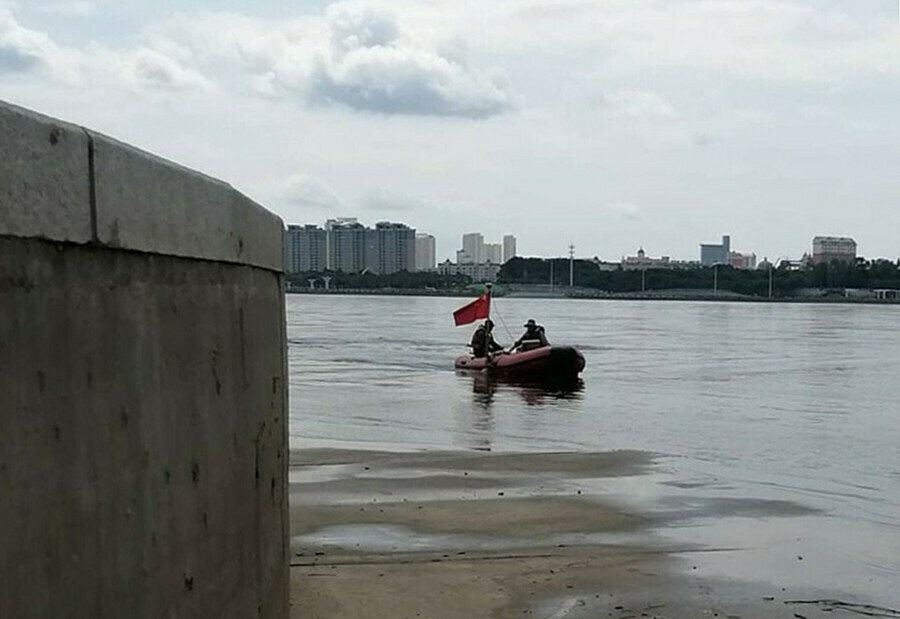 Очевидцы китайцы на лодке переплыли Амур в районе набережной Благовещенска