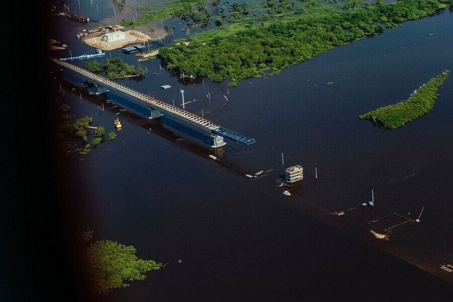 На левом берегу Зеи не до конца ушедшая вода мешает работам по возведению нового зейского моста