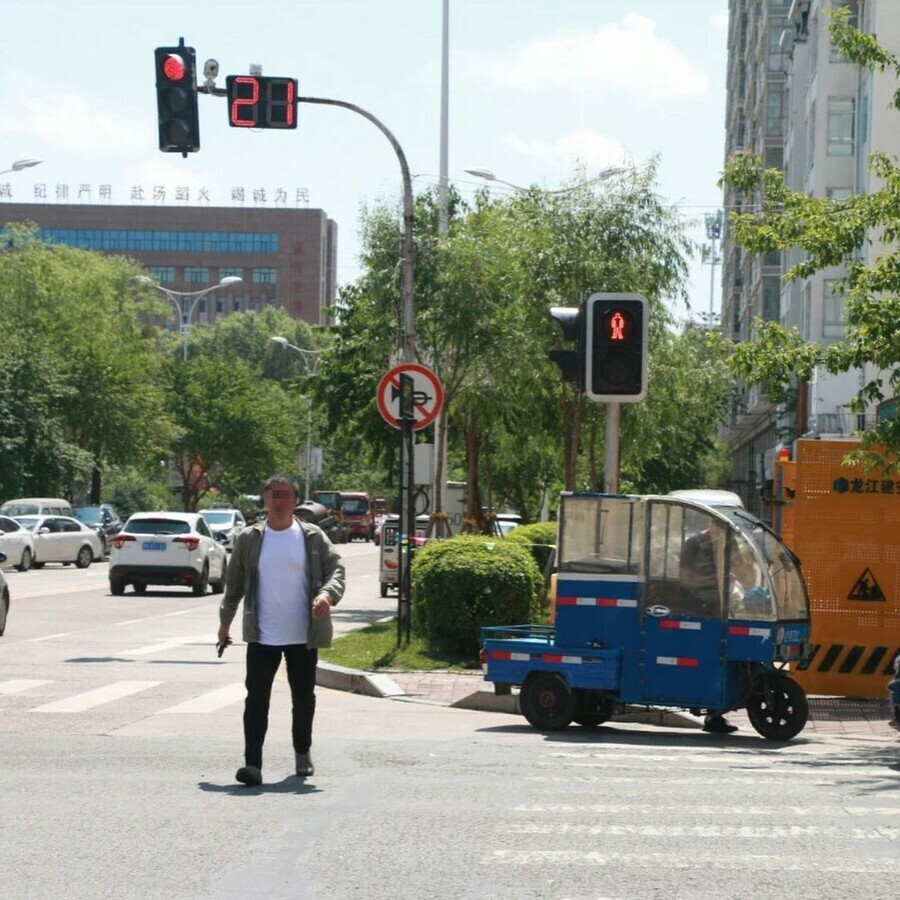 В Хэйхэ начали штрафовать за переход улицы на красный свет