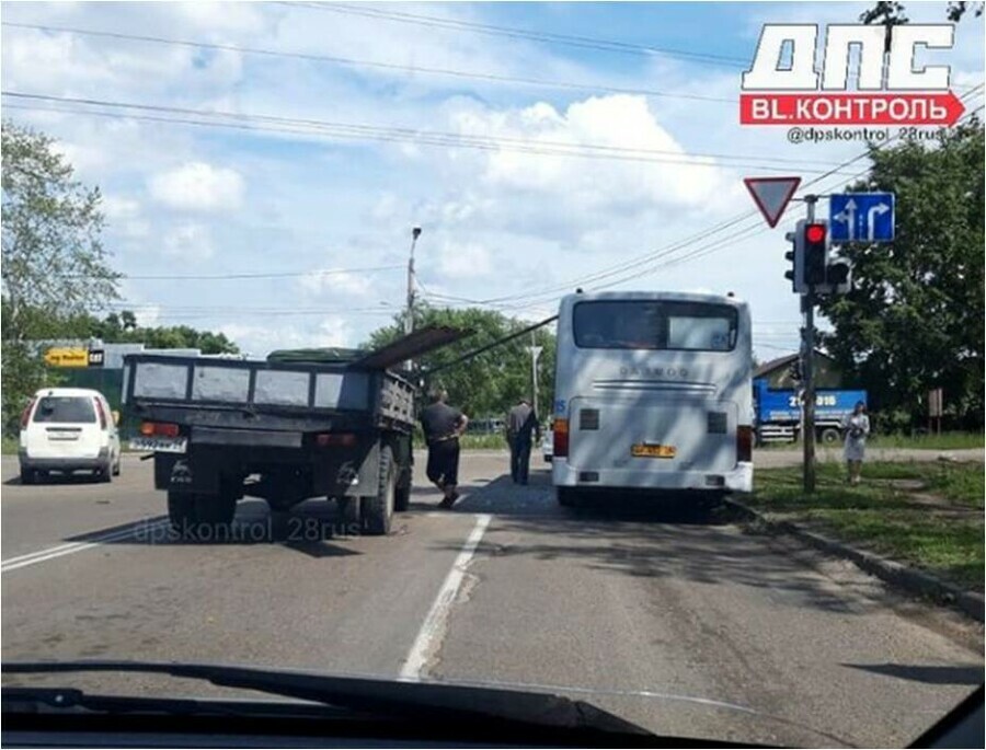 В Благовещенске рейсовый автобус протаранило трубами