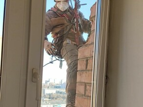 Просыпаешься а в окно приятный мужчина машет  15й этаж Жильцы с Зейской 295 сняли на видео ремонт фасада