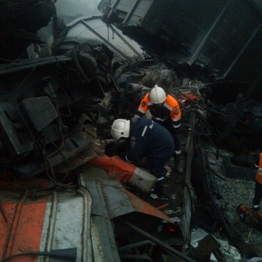 Спасатели не смогли извлечь третьего погибшего в железнодорожной катастрофе в Амурской области